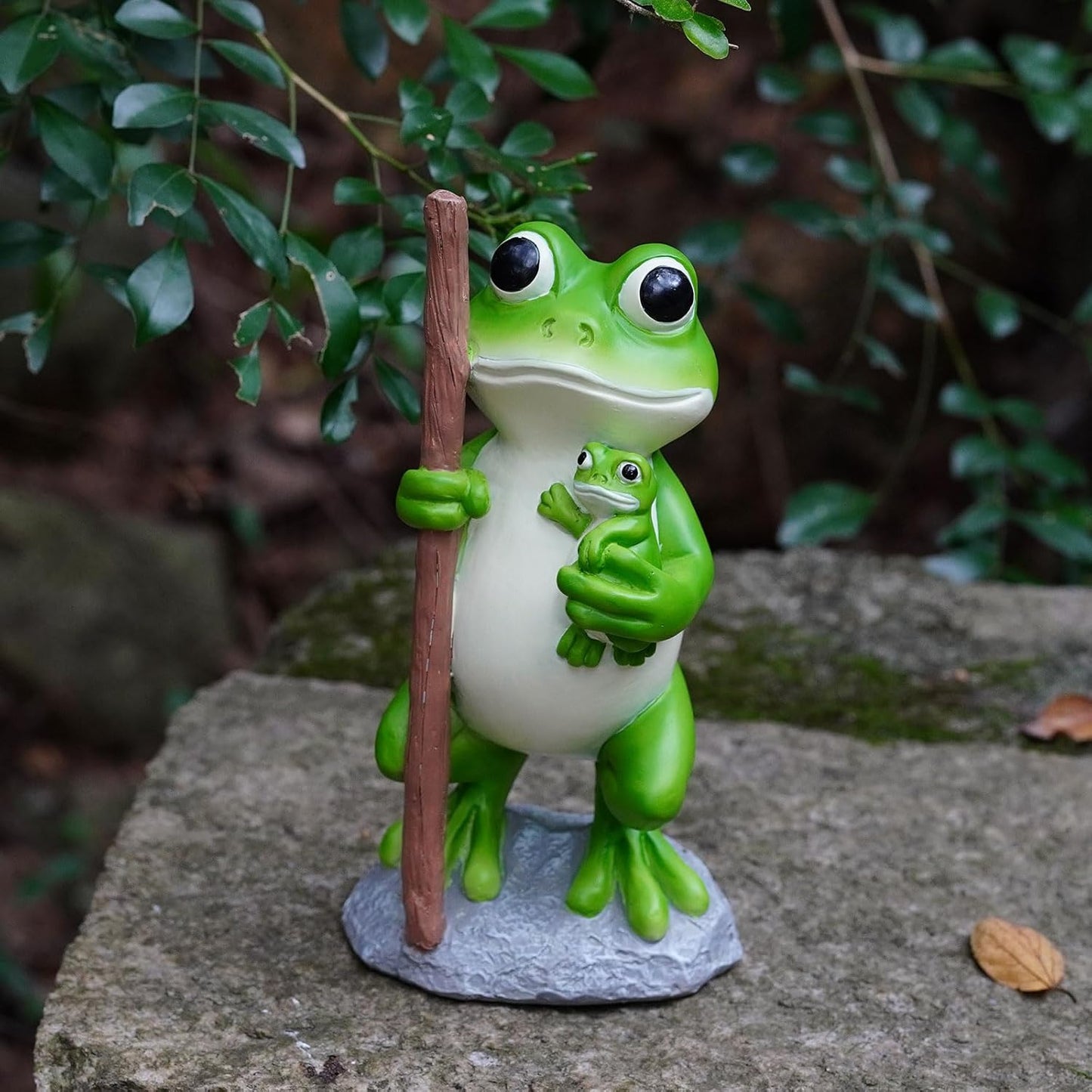 Frog Statue Garden Decor, Resin Mother and Baby Frog Figurines Outdoor Decorations, Frog Decor for Yard Art Porch Lawn Ornaments, Unique Housewarming Gifts