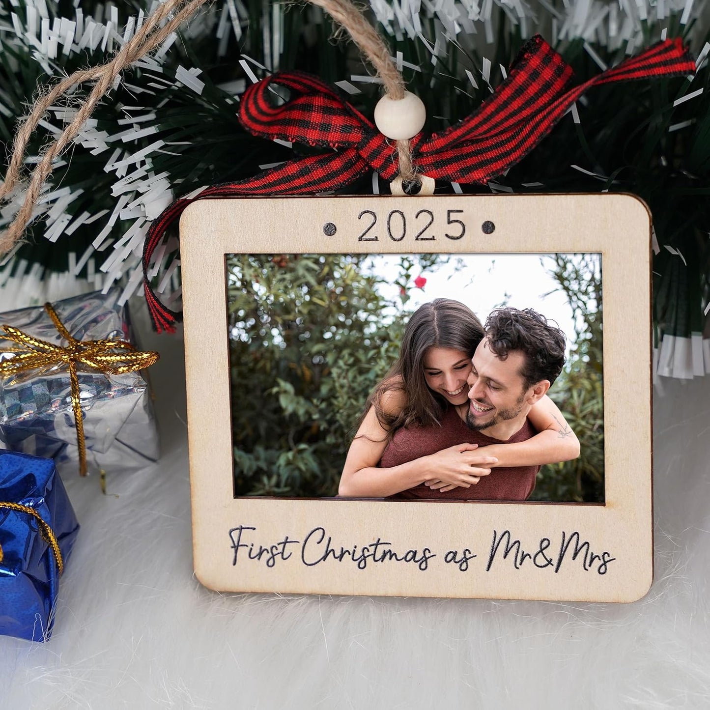 Christmas Photo Frame Ornament, 2025 Ornament, Wooden Picture Frame Ornaments With Hanging String (2025 Mr & Mrs (Landscape))